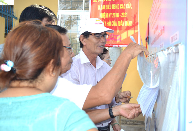 Cử tri phường Thanh Bình, quận Hải Châu nghiên cứu kỹ các ứng cử viên trước khi bầu.