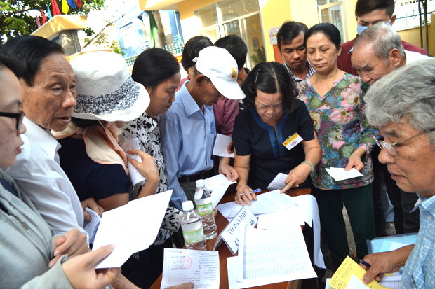 Cử tri phường Thanh Bình nô nức đăng ký nhận phiếu bầu.