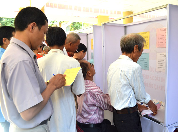 Các cử tri phường Tam Thuận, nơi có nhiều giáo dân sinh sống, đang thực hiện  quyền bầu cử của công dân.