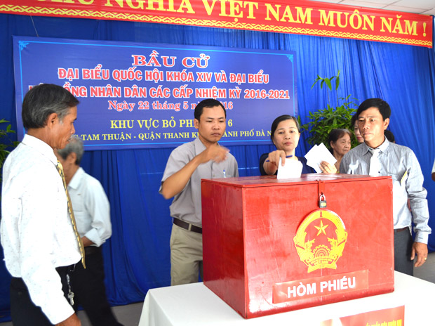 Các cử tri phường Tam Thuận, nơi có nhiều giáo dân sinh sống, đang thực hiện quyền bầu cử của công dân.