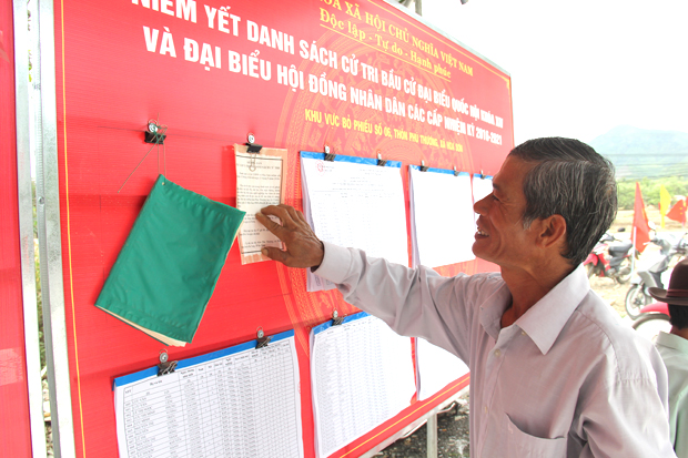 Ông Nguyễn Ngọc Huy (thôn Phú Thượng) chia sẻ, để bầu đúng, bầu đủ, bản thân ông đã đến khu vực bỏ phiếu từ sớm để nghiên cứu tiểu sử các ứng cử viên. 