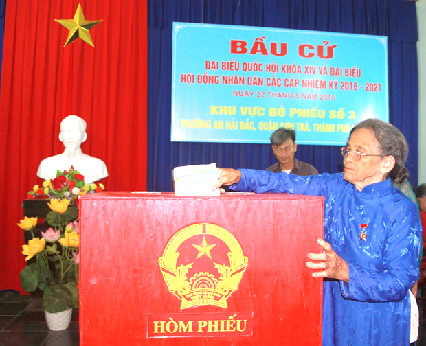Bà mẹ Việt Nam Anh hùng Đỗ Thị Nhã (80 tuổi) đến bỏ phiếu bầu cử từ rất sớm.