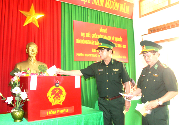 Cử tri Bộ đội biên phòng thành phố tham gia bầu cử tại Khu vực bỏ phiếu số 01, phường Thạch Thang, quận Hải Châu.  