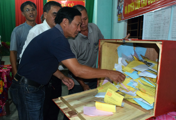 Đại diện tổ bầu cử cùng đông đảo cử tri tại khu vực bỏ phiếu số 4, phường Hòa Khánh Bắc, quận Liên Chiểu tiến hành mở niêm phong thùng phiếu và kiểm tra phiếu bầu cử.
