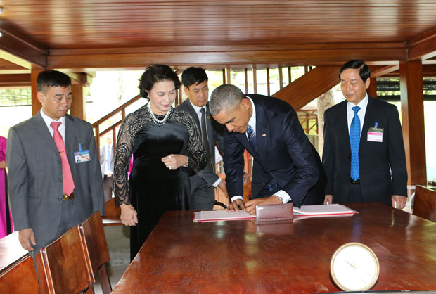    Tổng thống Barack Obama viết lưu niệm khi thăm nhà sàn Bác Hồ. Ảnh: TTXVN