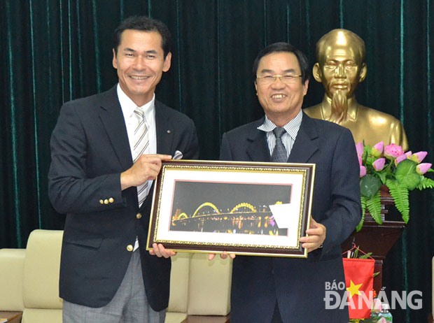 Phó Chủ tịch UBND thành phố Phùng Tấn Viết tặng quà lưu niệm cho  Thị trưởng thành phố Seki Ozeki Kenji. Ảnh: ĐOÀN LƯƠNG