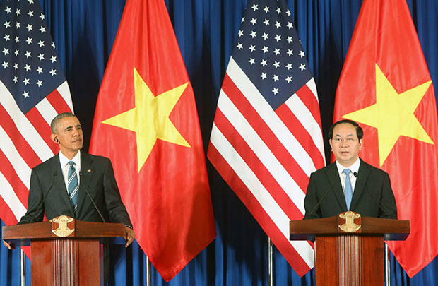 Chủ tịch nước Trần Đại Quang và Tổng thống Barack Obama tại cuộc họp báo chung tại Trung tâm Hội nghị Quốc tế (Hà Nội) ngày 23-5. 								                  Ảnh: TTXVN