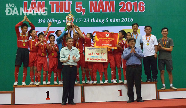 Đội Tiểu học Nguyễn Văn Trỗi xứng đáng đăng quang sau “màn đấu súng” trên chấm phạt đền trong trận chung kết bảng đấu Nhi đồng. 