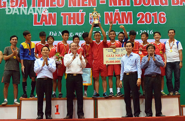Đội THCS Ngô Thì Nhậm hân hoan với chiếc Cúp Vô địch bảng đấu Thiếu niên. Ảnh: NGUYÊN AN