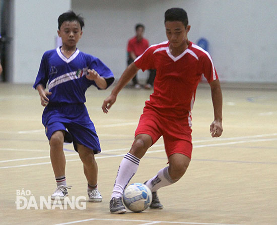 Vượt trội nhiều mặt, đội THCS Ngô Thì Nhậm (áo đỏ) dễ dàng vượt qua đội THCS Huỳnh Thúc Kháng (áo xanh) để giành chức vô địch.