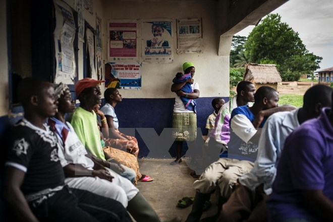 Người dân chờ khám bệnh tại một trung tâm y tế ở Mendicorma, Liberia, giáp giới Sierra Leone.