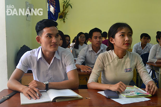 Học sinh lớp 12 Trường THPT Nguyễn Thượng Hiền ôn thi chuẩn bị cho kỳ thi THPT quốc gia 2016.  Ảnh: K.N
