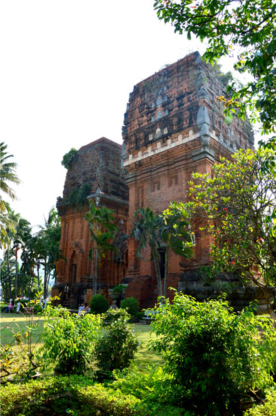 Tháp Đôi gồm hai tháp đứng song song, có sự giao thoa giữa kiến trúc, điêu khắc Champa và Khmer.