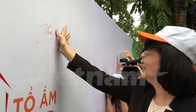 Phó Chủ tịch nước Đặng Thị Ngọc Thịnh in dấu tay tham gia xây dựng tổ ấm không khói thuốc. 
