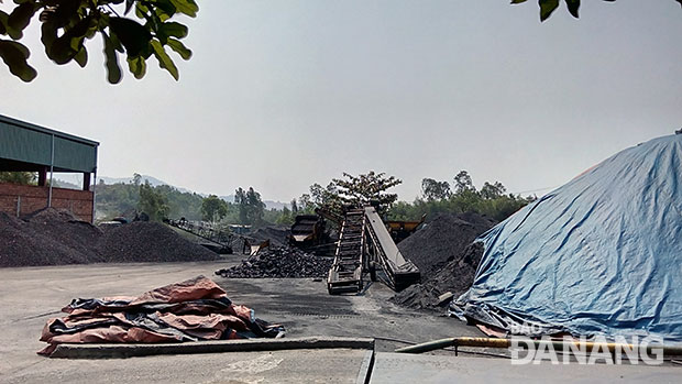 Ngoài bụi do mỏ đá, máy nghiền đá gây ra, điểm tập kết than của Công ty CP Than Đông Bắc - Quảng Ninh cũng khiến người dân bức xúc trong thời gian qua.