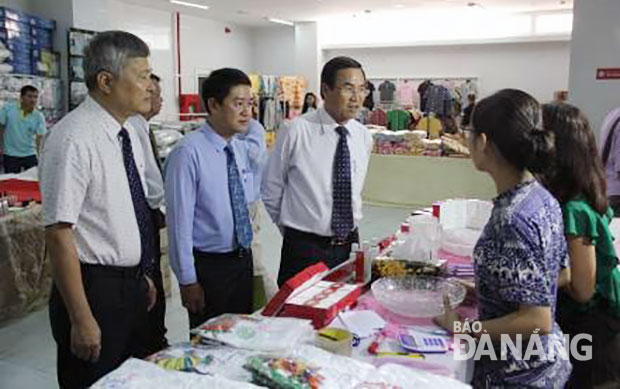 Lãnh đạo thành phố tham quan các gian hàng tại Hội chợ giao thương hàng hóa Thái Lan