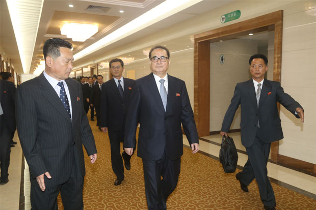 Ông Ri Su Yong (giữa) là quan chức cấp cao nhất của CHDCND Triều Tiên thăm Trung Quốc kể từ năm ngoái đến nay.  Ảnh: Tân Hoa xã 