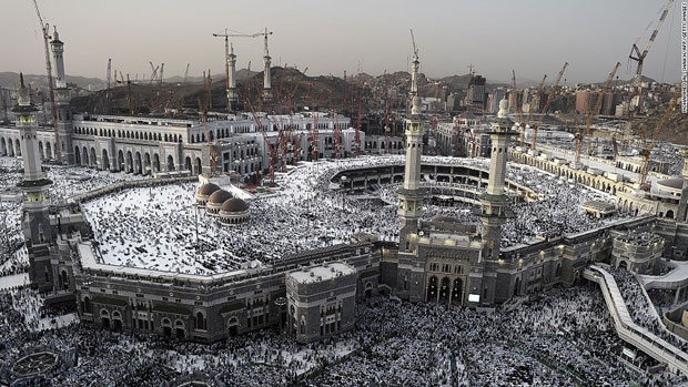 Hơn 2 triệu người hành hương đổ về thánh địa Mecca ở Saudi Arabia mỗi năm. 					Ảnh: AP