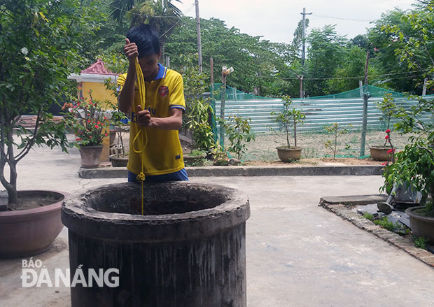 Ở Hòa Vang, nhiều hộ gia đình vẫn sử dụng thêm nước từ các giếng đào, giếng khoan bên cạnh nguồn nước sạch đô thị để giảm chi phí hằng tháng. Ảnh: Thanh Tân
