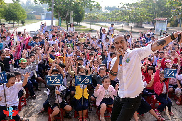 Dự án “Em là dũng sĩ nước sạch” được tổ chức tại Trường tiểu học Hòa Tiến 2 với sự tham gia của ca sĩ Phạm Anh Khoa - Đại sứ nước 2015.  (Ảnh do Nguyễn Thanh Hậu cung cấp).