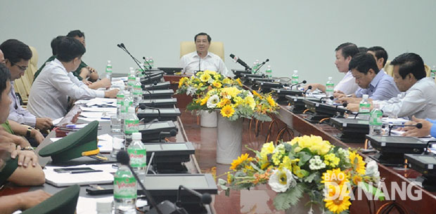 Chủ tịch UBND thành phố Huỳnh Đức Thơ chủ trì buổi họp.
