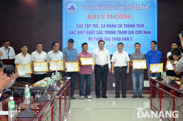 Chủ tịch Huỳnh Đức Thơ và Phó Chủ tịch Đặng Việt Dũng trao bằng khen và tiền thưởng cho các cá nhân