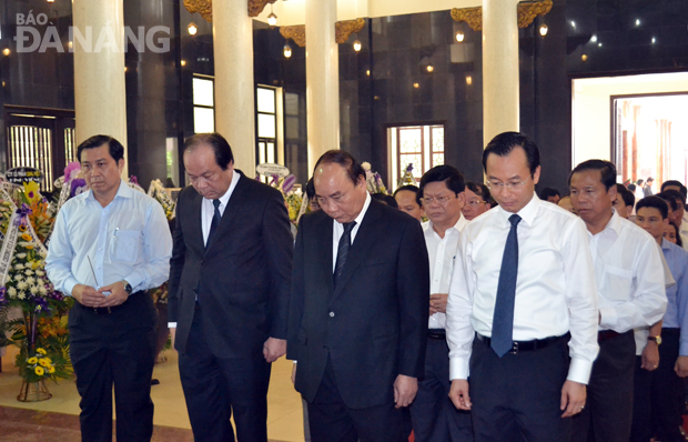 Thủ tướng Nguyễn Xuân Phúc và lãnh đạo thành phố dành phút mặc niệm tưởng nhớ đồng chí Hoàng Minh Thắng