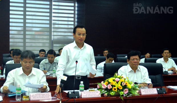 Bí thư Thành uỷ Nguyễn Xuân Anh phát biểu tại buổi làm việc. Ảnh NGỌC PHÚ