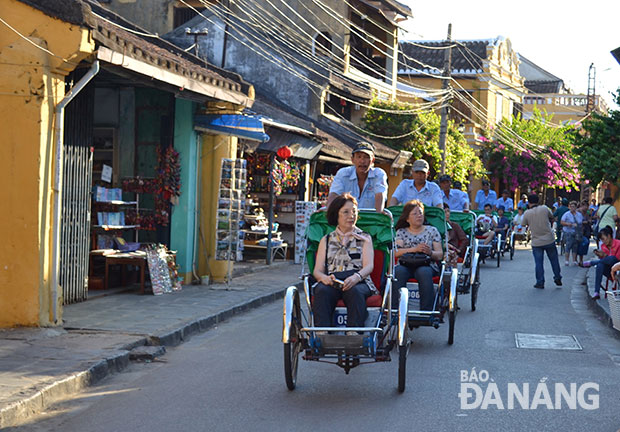 Sự hợp tác du lịch giữa Quảng Nam và Đà Nẵng góp phần nâng cao chất lượng điểm đến du lịch vùng duyên hải miền Trung.  Trong ảnh: Du khách tham quan phố cổ Hội An. 