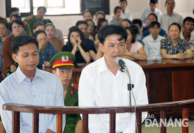 Trần Quang Hai và Hồ Văn Thương (phải) tại phiên xử sơ thẩm.