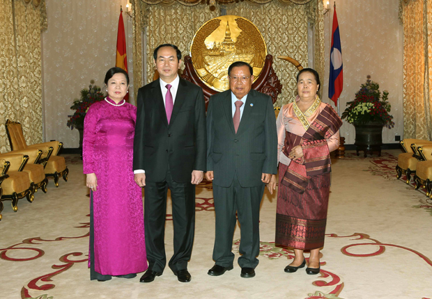 Chủ tịch nước Trần Đại Quang cùng phu nhân chụp ảnh chung với Tổng Bí thư, Chủ tịch nước CHDCND Lào Bounnhang Vorachith và phu nhân tại lễ đón. Ảnh: TTXVN