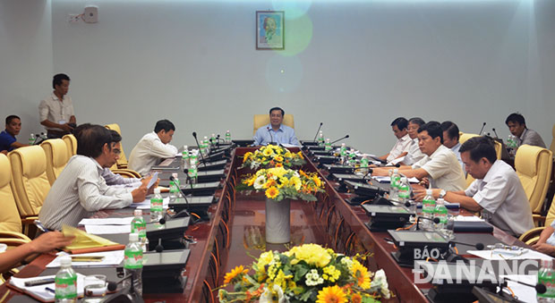Chủ tịch UBND thành phố Huỳnh Đức Thơ chủ trì cuộc họp. 		           Ảnh: P.V