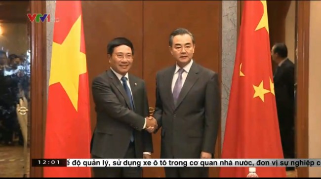hó Thủ tướng, Bộ trưởng Ngoại giao Phạm Bình Minh và Ngoại trưởng Trung Quốc Vương Nghị trong một cuộc gặp gỡ. Ảnh: VTV. 