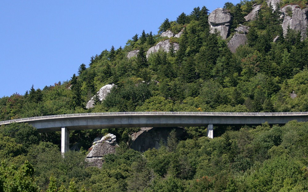 Cầu Linn Cove trên đường Blue Ridge trườn quanh sườn núi Grandfather Mountain ở Bắc Carolina, Mỹ. (Nguồn: Sputnik)