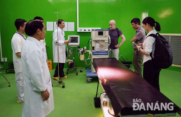 Mặc dù được đầu tư trang thiết bị, cơ sở vật chất hiện đại nhưng Bệnh viện đa khoa Hòa Vang hiện còn thiếu hàng chục bác sĩ.  	                ảnh: PHAN CHUNG