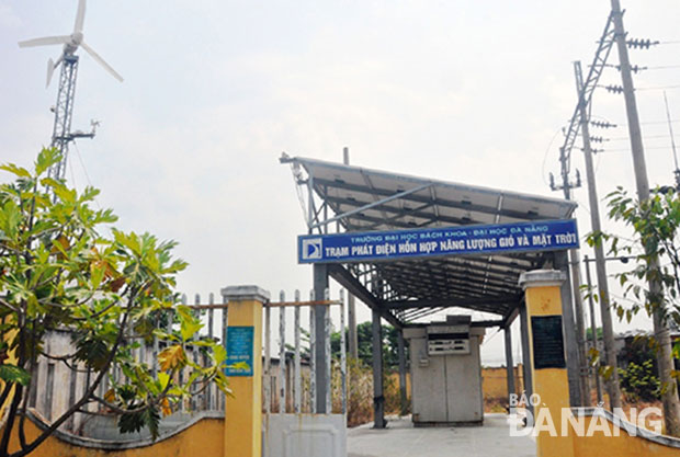 Trạm phát điện hỗn hợp năng lượng gió và mặt trời tại Trường ĐH Bách khoa, ĐH Đà Nẵng. 				                     ảnh: Thanh Tình