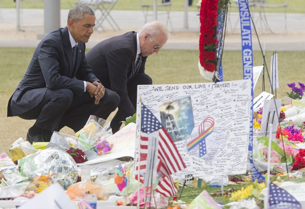 Tổng thống Barack Obama (trái) và Phó Tổng thống Joe Biden đặt hoa tại khu tưởng niệm các nạn nhân trong vụ thảm sát tại Orlando, bang Florida.                     Ảnh: Reuters