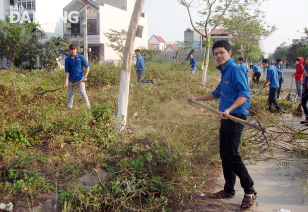 Đoàn viên thanh niên phường Hòa Khánh Nam dọn vệ sinh môi trường.       Ảnh: Ngọc Đoan