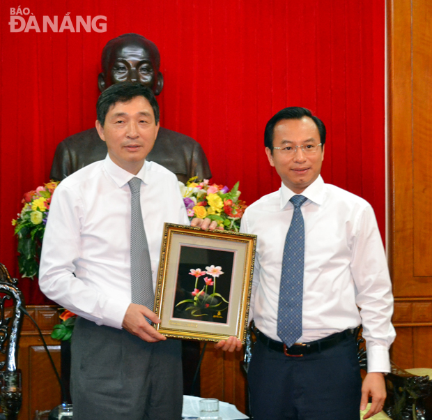 Bí thư Thành ủy Nguyễn Xuân Anh (phải) tiếp tân Đại sứ Lee Hyuk.  Ảnh: Việt Dũng