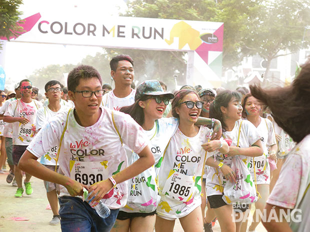 Các sự kiện, lễ hội quốc tế lớn thường xuyên được tổ chức nhằm thu hút du khách đến Đà Nẵng. Trong ảnh: Rất đông các bạn trẻ tham gia sự kiện Color Me Run hôm 25-6. Ảnh: THU HÀ