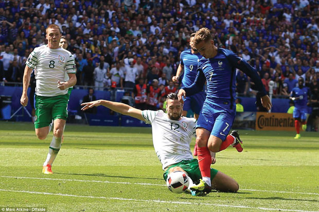 Antoine Griezmann (áo xanh) thành “vị cứu tinh” cho nước Pháp khi lập công lớn trong chiến thắng 2-1 của đội tuyển Pháp trước Ireland (áo trắng).                                                     Ảnh: Marc Atkins