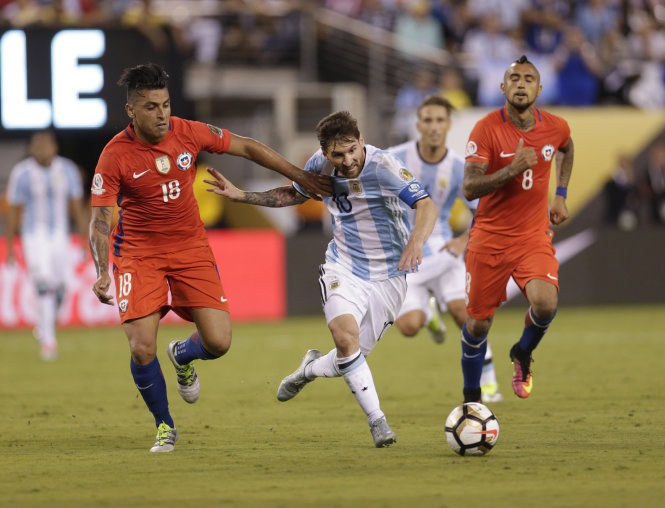Messi bất lực trong vòng vây các hậu vệ Chile - Ảnh: REUTERS