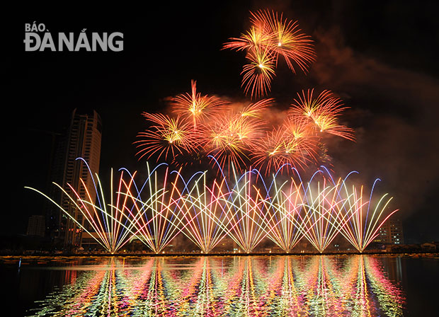 Những màn trình diễn pháo hoa trên sông Hàn hấp dẫn người dân Đà Nẵng và du khách. Ảnh: ĐẶNG NỞ