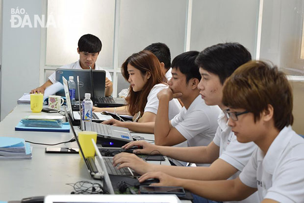 Trung tâm huấn luyện tại Trường Cao đẳng CNTT Hữu nghị Việt-Hàn do một doanh nghiệp Hàn Quốc đầu tư. Ảnh: HOÀNG HÂN
