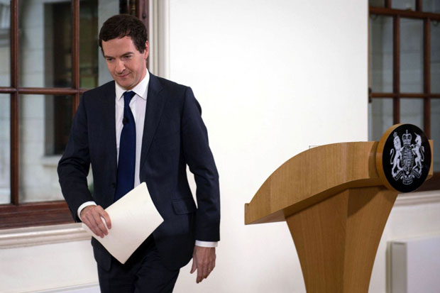 Bộ trưởng Tài chính Anh George Osborne rời cuộc họp báo do Bộ này tổ chức ở London ngày 27-6. 	      	              					               Ảnh: AP