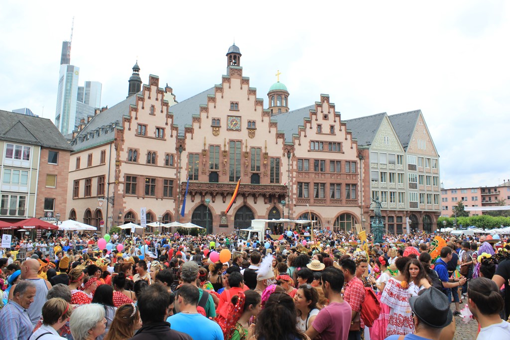 Lễ hội văn hoá đường phố được tổ chức tại thành phố Frankfurt, Đức ngày 25/6, tại Quảng trường Romerberg thu hút hàng chục nghìn người tham dự.