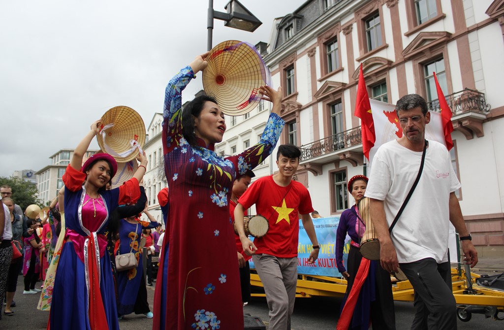 Tham gia lễ hội lần này, những người phụ nữ duyên dáng trong chiếc áo dài và đội nón lá, những liền anh liền chị và các chàng trai, cô gái trẻ mang màu cờ sắc áo Việt Nam đã diễu hành qua trung tâm thành phố. 