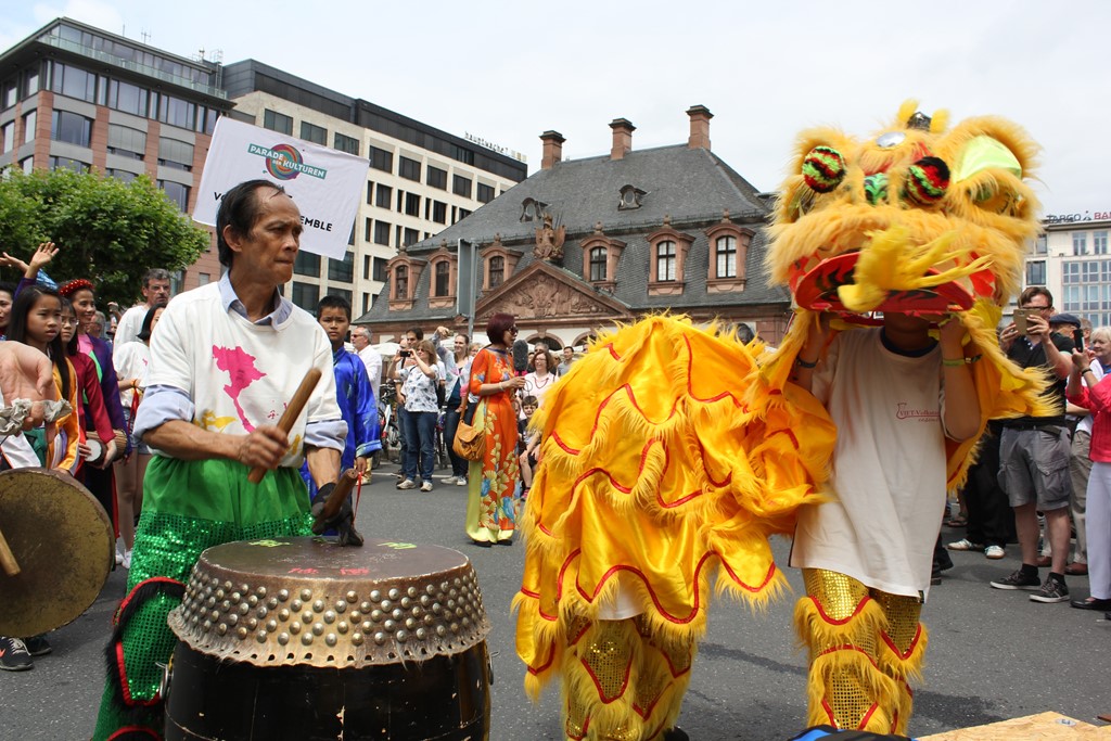 Màn múa lân sôi động của của đoàn Việt Nam tại lễ hội văn hoá đường phố Frankfurt.