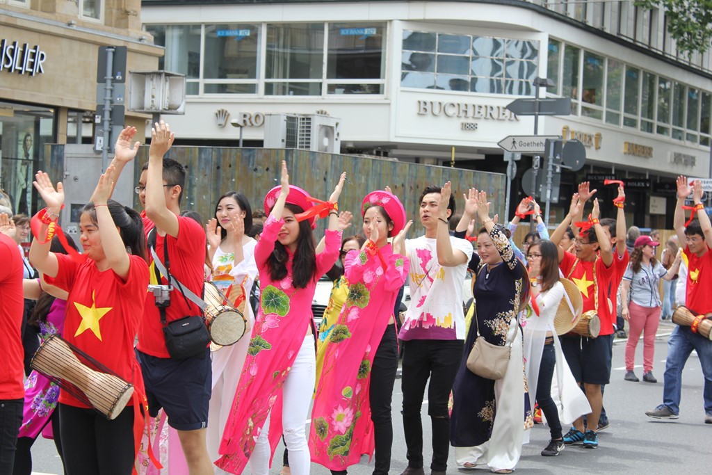 Đoàn diễu hành của Việt Nam đa phần là các sinh viên đang học tập, sinh sống tại đây, ngoài ra còn có các thành viên hoạt động trong Hội phụ nữ văn hóa Mifafa Frankfurt, Hội người Việt tại Mainz.