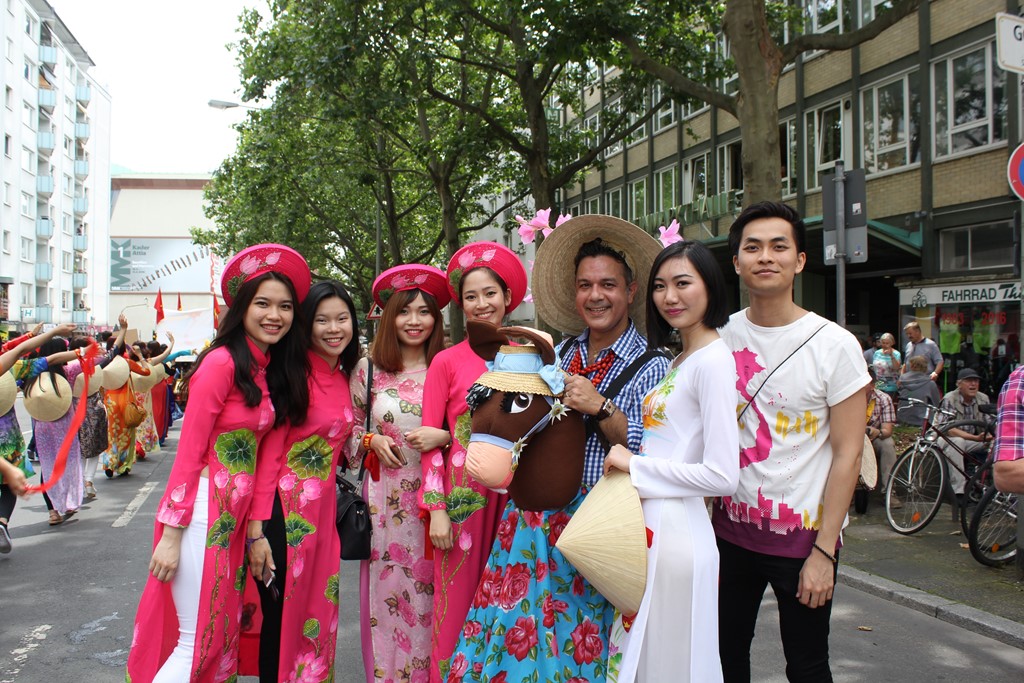 Đông đảo người dân Frankfurt và khách nước ngoài đứng dọc bờ sông Main theo các con phố nô nức đón chào đoàn diễu hành. Nhiều nụ cười và tiếng vỗ tay đã dành cho những chàng trai, cô gái mang màu cờ sắc áo Việt Nam. 